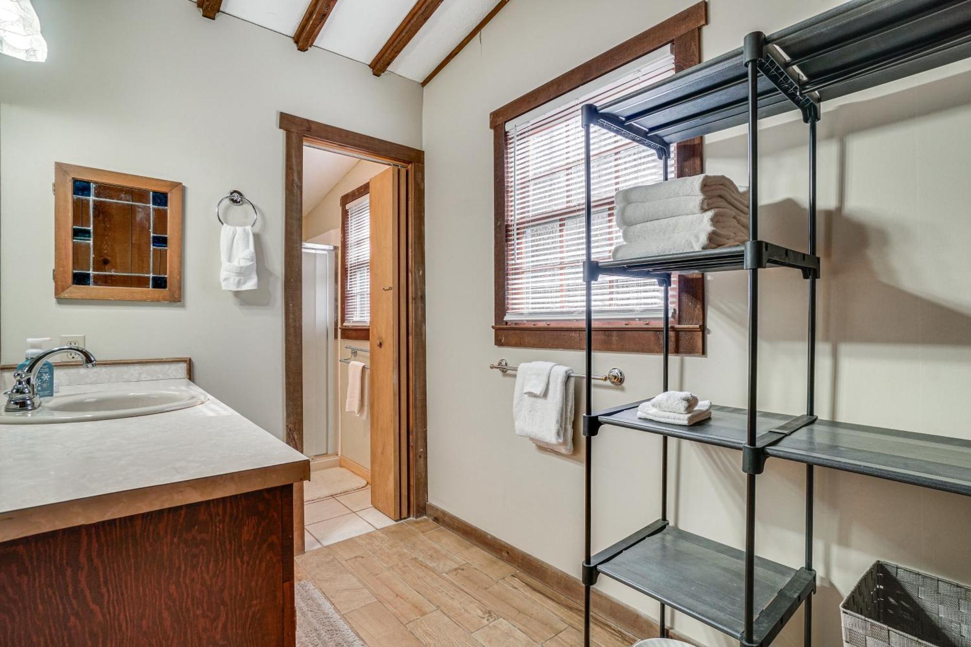 Charming Cabin With Fire Pit And Decks About 7 Mi To Helen Sautee Nacoochee Bagian luar foto